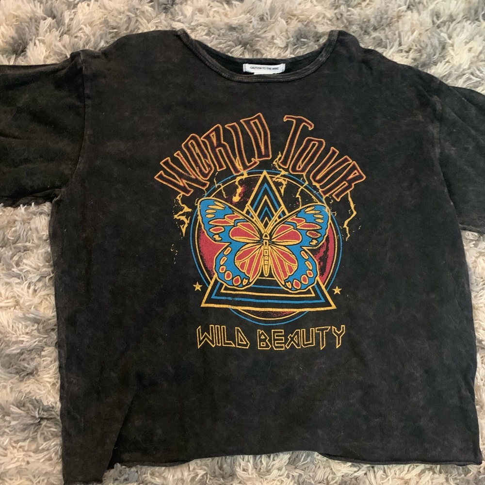 GRAPHIC TEE CAUTION TO THE WIND
